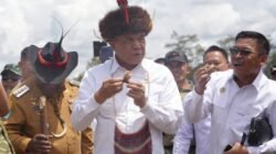 Bakar Batu Bersama Warga Papua Pegunungan, Menko Djamari Diangkat Jadi Warga Kehormatan