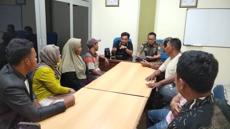 Warga Depok Madura Protes Pembongkaran Bangunan Jalan Akses UI